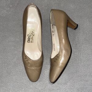 Vintage Salvatore Ferragamo taupe leather pumps